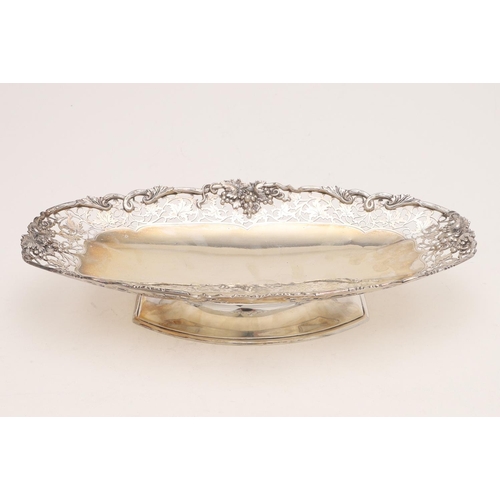 254 - AN ELIZABETH II SHALLOW FRUIT DISH. boat-shaped, with a pierced and applied fruiting vine border and... 