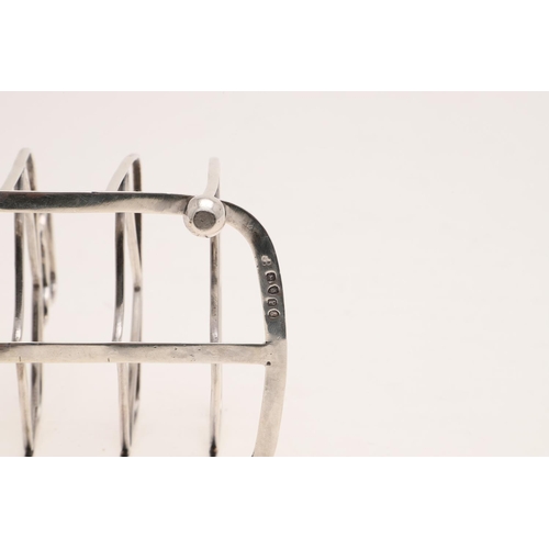 258 - A GEORGE III TOAST RACK. with 5 arched bars and lozenge supports, a central loop handle and raised o... 