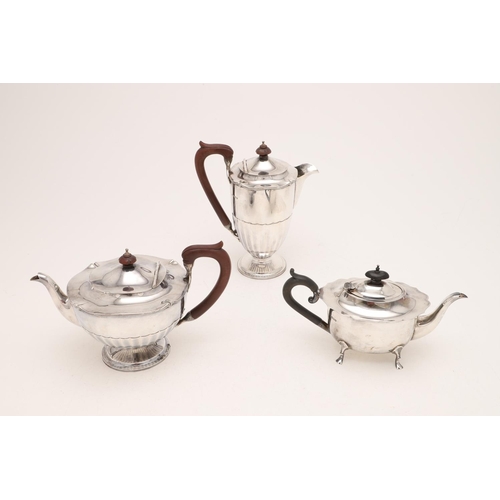 275 - A GEORGE V TEAPOT & MATCHING HOT WATER JUG. circular form, with fluted lower bodies, reeded borders ... 