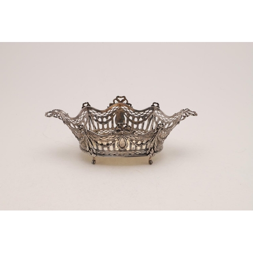 285 - A LATE 19TH/ EARLY 20TH CENTURY CONTINENTAL BREAD BASKET. shaped oval outline, with pierced sides, r... 