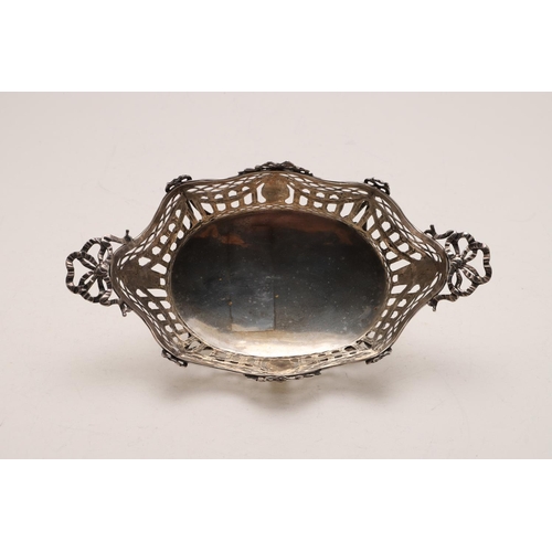 285 - A LATE 19TH/ EARLY 20TH CENTURY CONTINENTAL BREAD BASKET. shaped oval outline, with pierced sides, r... 