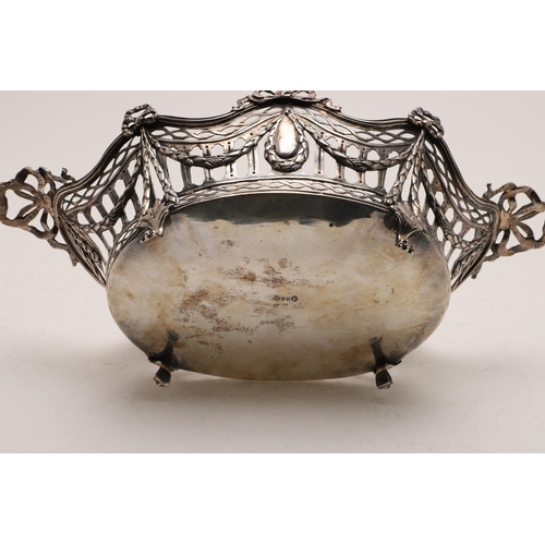 285 - A LATE 19TH/ EARLY 20TH CENTURY CONTINENTAL BREAD BASKET. shaped oval outline, with pierced sides, r... 