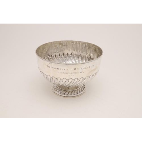 286 - AN EDWARDIAN ROSE BOWL. circular form, with a wrythen-fluted lower body and a lift-out plated grille... 