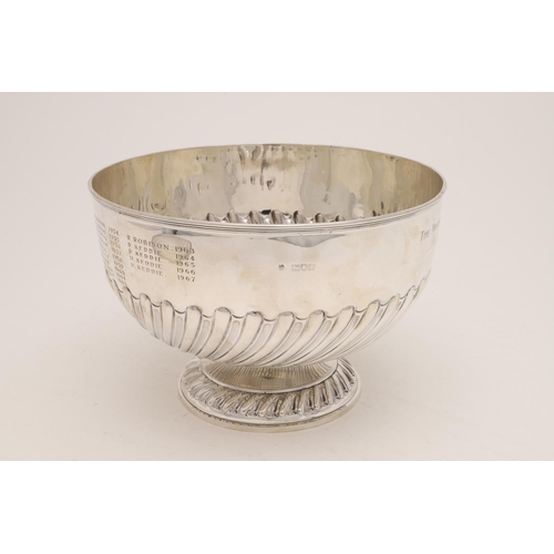 286 - AN EDWARDIAN ROSE BOWL. circular form, with a wrythen-fluted lower body and a lift-out plated grille... 