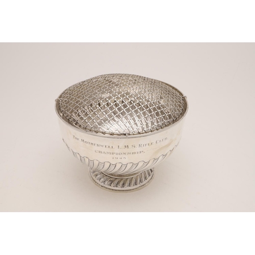 286 - AN EDWARDIAN ROSE BOWL. circular form, with a wrythen-fluted lower body and a lift-out plated grille... 