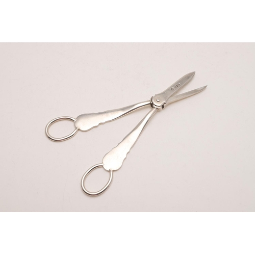 33 - A PAIR OF GEORGE V GRAPE SHEARS. by William Hutton & Sons, Sheffield 1927; 7.1