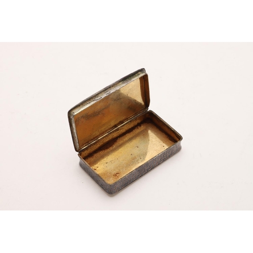 360 - A 19TH CENTURY FRENCH NIELLO-WORK SNUFF BOX. oblong, decorated on the cover with a man loading his r... 