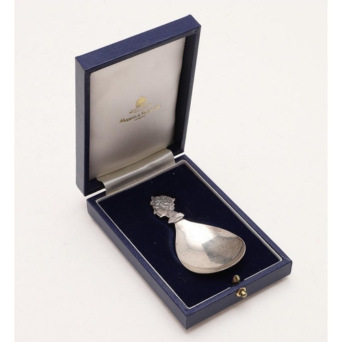 39 - A CASED MODERN COMMEMORATIVE CADDY SPOON, BY A. E JONES. the terminal in the form of Queen Elizabeth... 