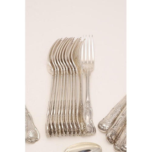 4 - AN EARLY 20TH CENTURY MATCHED PART-CANTEEN OF KING'S PATTERN FLATWARE & CUTLERY:-. 11 table forks, 1... 