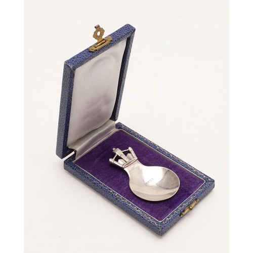 43 - A CASED 20TH CENTURY COMMEMORATIVE CADDY SPOON, BY R. E STONE. with a circular bowl,  dated 