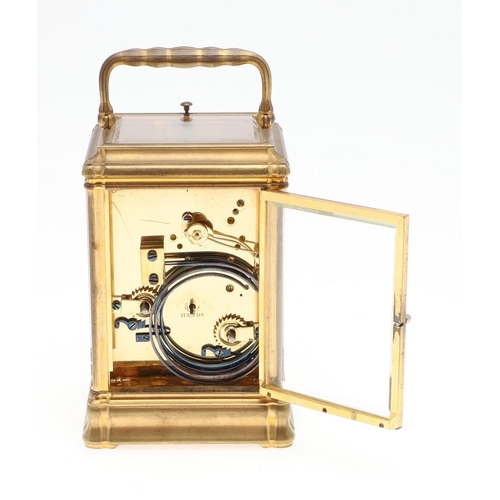 1425 - AN 19TH CENTURY BRASS REPEATING CARRIAGE CLOCK. the eight day two train movement striking the quarte... 