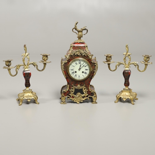 1428 - A 20TH CENTURY FRENCH BOULLE EFFECT CLOCK GARNITURE. the clock with enamel dial above a visible pend... 