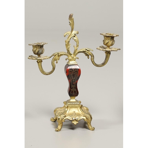 1428 - A 20TH CENTURY FRENCH BOULLE EFFECT CLOCK GARNITURE. the clock with enamel dial above a visible pend... 