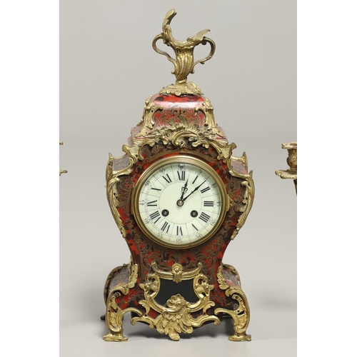 1428 - A 20TH CENTURY FRENCH BOULLE EFFECT CLOCK GARNITURE. the clock with enamel dial above a visible pend... 