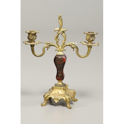 1428 - A 20TH CENTURY FRENCH BOULLE EFFECT CLOCK GARNITURE. the clock with enamel dial above a visible pend... 