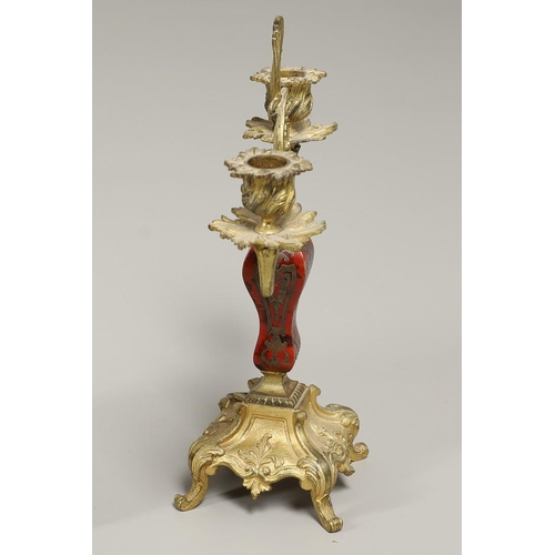 1428 - A 20TH CENTURY FRENCH BOULLE EFFECT CLOCK GARNITURE. the clock with enamel dial above a visible pend... 