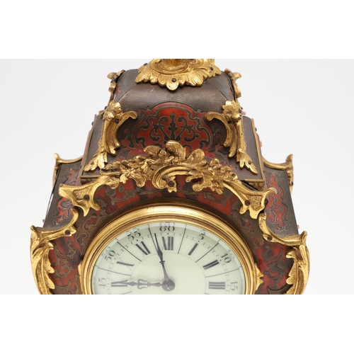 1435 - A FRENCH BOULLE EFFECT MANTEL CLOCK. the case with applied gilt metal mounts, painted tortoiseshell ... 