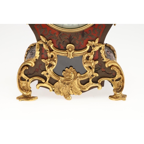 1435 - A FRENCH BOULLE EFFECT MANTEL CLOCK. the case with applied gilt metal mounts, painted tortoiseshell ... 