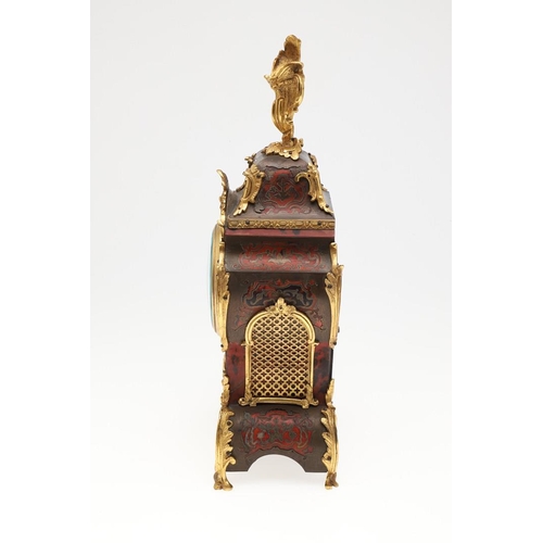 1435 - A FRENCH BOULLE EFFECT MANTEL CLOCK. the case with applied gilt metal mounts, painted tortoiseshell ... 