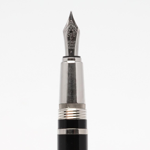 1516 - ALFRED DUNHILL: SENTRYMAN FOUNTAIN PEN. with carbon fibre cap and barrel and brushed white metal cli... 