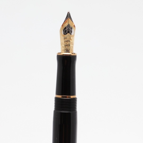 1518 - PARKER: DUOFOLD CENTENNIAL FOUNTAIN PEN. black resin cased with gold tone metal mounts and double ba... 