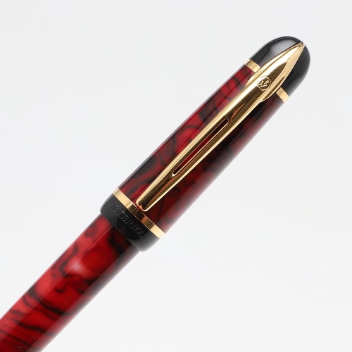 1519 - A GROUP OF WATERMAN FOUNTAIN PENS. comprising a Phileas red marbled bodied pen, a 1990s purple feath... 