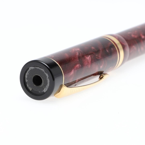 1524 - A PARKER DUOFOLD CENTENNIAL FOUNTAIN PEN. with marbled red resin barrel and cap, the nib marked 18k ... 