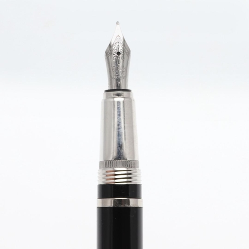 1543 - ALFRED DUNHILL: SENTRYMAN FOUNTAIN PEN. with carbon fibre cap and barrel and brushed white metal cli... 