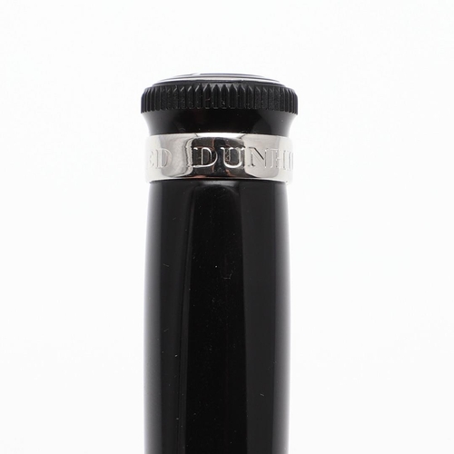 1543 - ALFRED DUNHILL: SENTRYMAN FOUNTAIN PEN. with carbon fibre cap and barrel and brushed white metal cli... 