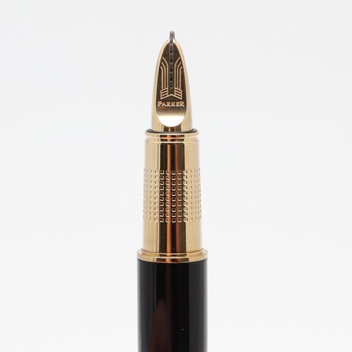 1547 - A MODERN PARKER SONNET FOUNTAIN PEN. with red barrel and cap, gold plated mounts and arrow clip, the... 