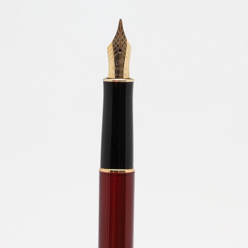 1547 - A MODERN PARKER SONNET FOUNTAIN PEN. with red barrel and cap, gold plated mounts and arrow clip, the... 