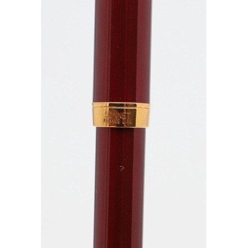 1547 - A MODERN PARKER SONNET FOUNTAIN PEN. with red barrel and cap, gold plated mounts and arrow clip, the... 