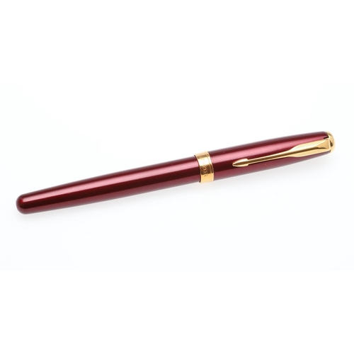 1547 - A MODERN PARKER SONNET FOUNTAIN PEN. with red barrel and cap, gold plated mounts and arrow clip, the... 