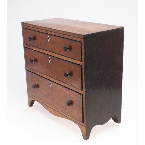 1558 - A 19TH CENTURY MAHOGANY TABLE TOP CHEST OF DRAWERS. the three rosewood strung drawers with brass han... 