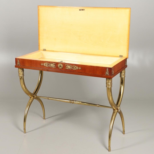 1567 - A FRENCH EMPIRE STYLE MAHOGANY AND BRASS SIDE/WRITING TABLE, CIRCA 1900. with a hinged lid opening t... 