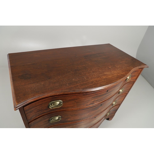 1591 - A GEORGE III MAHOGANY SERPENTINE CHEST OF DRAWERS. the four graduated drawers with octagonal brass s... 