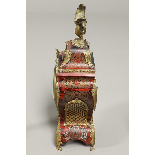 1428 - A 20TH CENTURY FRENCH BOULLE EFFECT CLOCK GARNITURE. the clock with enamel dial above a visible pend... 