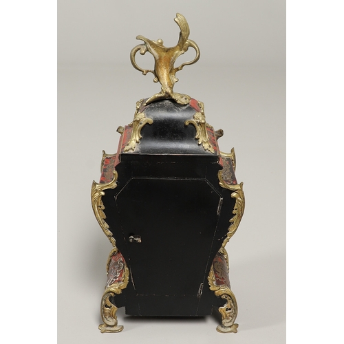 1428 - A 20TH CENTURY FRENCH BOULLE EFFECT CLOCK GARNITURE. the clock with enamel dial above a visible pend... 