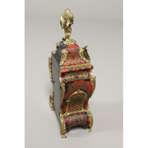 1428 - A 20TH CENTURY FRENCH BOULLE EFFECT CLOCK GARNITURE. the clock with enamel dial above a visible pend... 