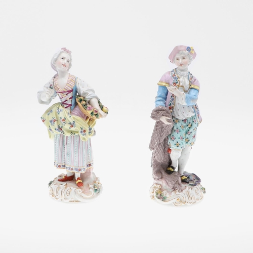 866 - A PAIR OF MEISSEN STYLE PORCELAIN FIGURES OF A LADY AND GENTLEMAN. A pair of Meissen style figures, ... 