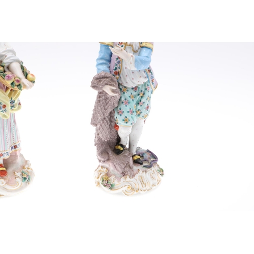 866 - A PAIR OF MEISSEN STYLE PORCELAIN FIGURES OF A LADY AND GENTLEMAN. A pair of Meissen style figures, ... 