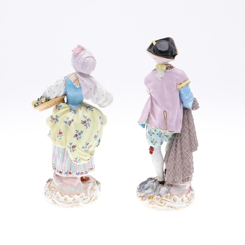 866 - A PAIR OF MEISSEN STYLE PORCELAIN FIGURES OF A LADY AND GENTLEMAN. A pair of Meissen style figures, ... 