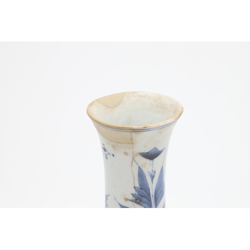 952 - 17THC CHINESE BLUE & WHITE VASE. A transitional porcelain blue and white vase, the bottle shaped vas... 