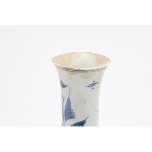 952 - 17THC CHINESE BLUE & WHITE VASE. A transitional porcelain blue and white vase, the bottle shaped vas... 