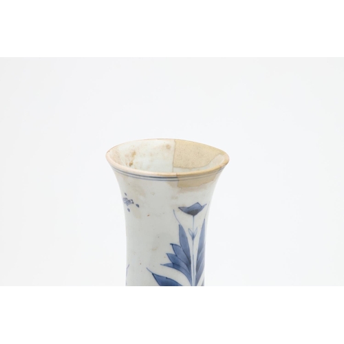 952 - 17THC CHINESE BLUE & WHITE VASE. A transitional porcelain blue and white vase, the bottle shaped vas... 