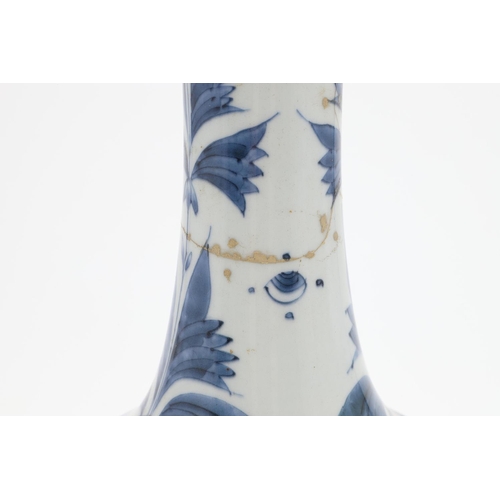 952 - 17THC CHINESE BLUE & WHITE VASE. A transitional porcelain blue and white vase, the bottle shaped vas... 