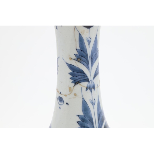 952 - 17THC CHINESE BLUE & WHITE VASE. A transitional porcelain blue and white vase, the bottle shaped vas... 