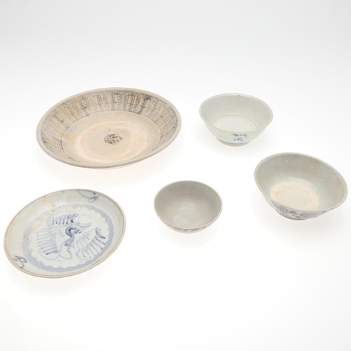 953 - CHINESE TEK SING CARGO CERAMICS. Five various Tek Sing cargo items including a large blue and white ... 