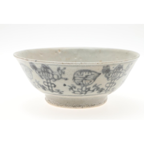 953 - CHINESE TEK SING CARGO CERAMICS. Five various Tek Sing cargo items including a large blue and white ... 