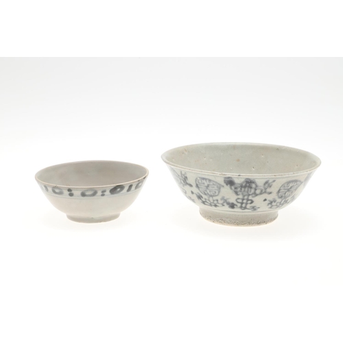 953 - CHINESE TEK SING CARGO CERAMICS. Five various Tek Sing cargo items including a large blue and white ... 